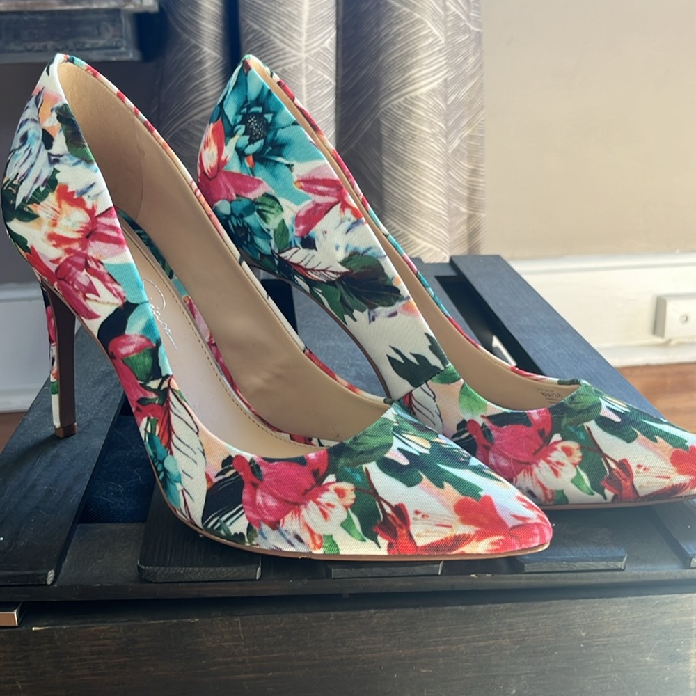 Adorable floral 4in heels by Jessica Simpson. Great for a night out